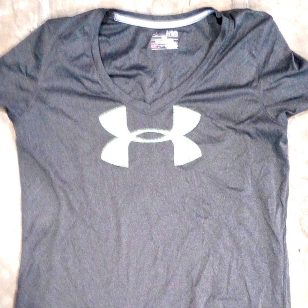 Short sleeve grey n green heat gear under armour